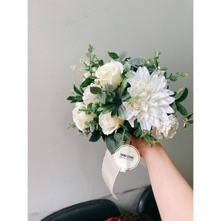 BÓ HOA CƯỚI CẦM TAY CÔ DÂU BẰNG LỤA MÀU KEM VÀ LÁ XANH CÓ KÈM HOA THƯỢC DƯỢC VÀ SÁP THƠM XU HƯỚNG CƯỚI