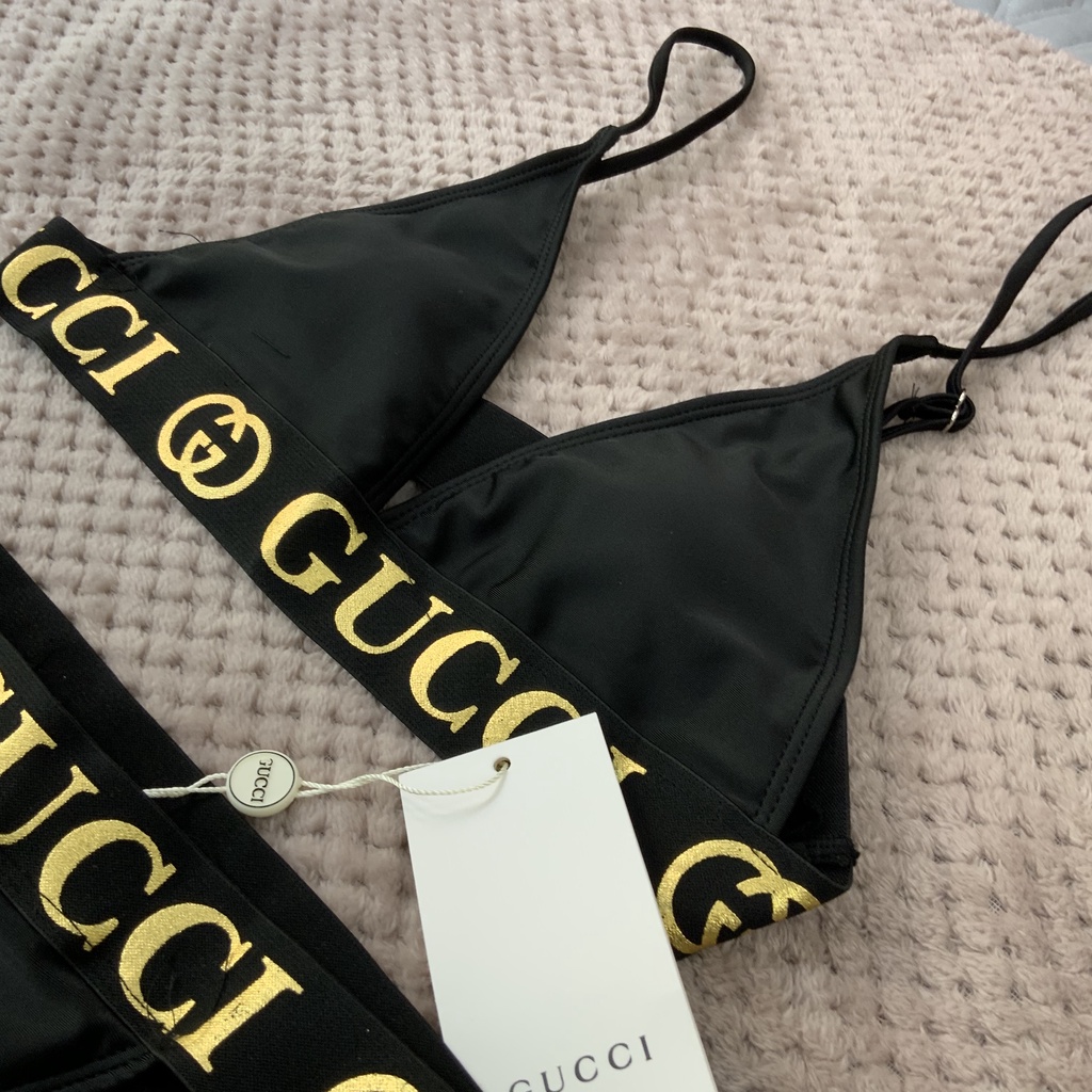 Bikini Treo Trên Bãi Biển Thương Hiệu Gợi Cảm