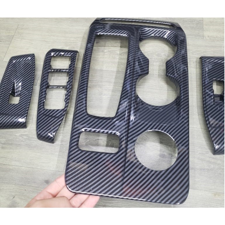 ốp nội thất Ford Everest 2023 vân Carbon chất liệu nhựa cao cấp