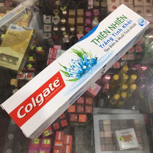 Kem đánh răng trắng răng Colgate Naturals Seaweed and Crystalline Salts 180g