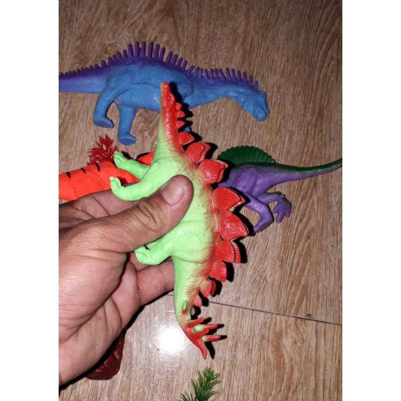 Sét 4 con khủng long chít chít bằng nhưa kèm phụ kiện