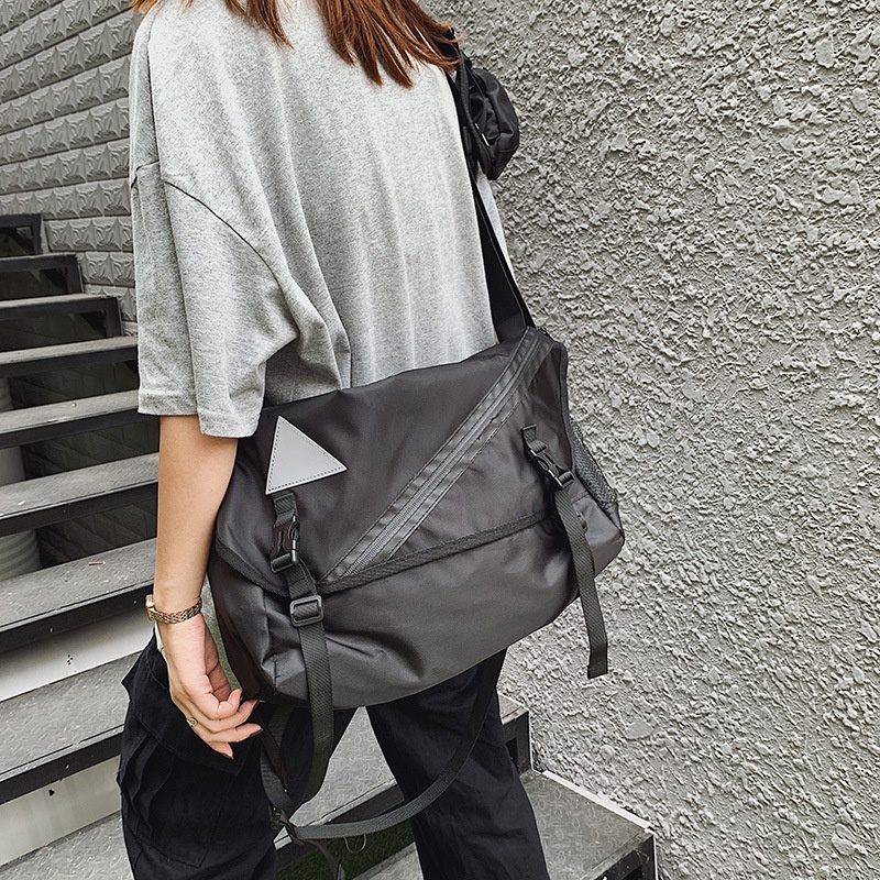 Túi đeo chéo chống nước đựng laptop họa tiết tam giác phản quang