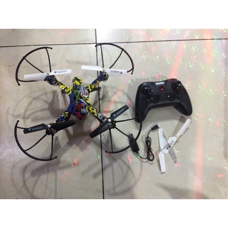 Flycam Máy bay điều khiển màu rằn ri tự động cân bằng - biểu diễn nhào lộn trên không trung