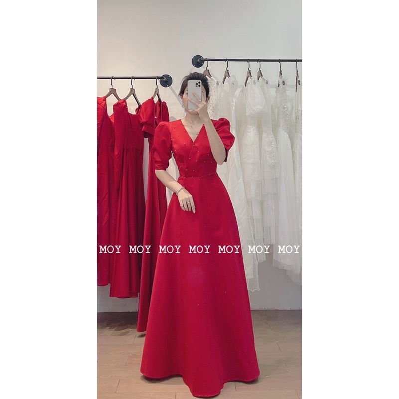 Váy xẻ cổ đắp đính ngọc - Váy cô dâu đơn giản