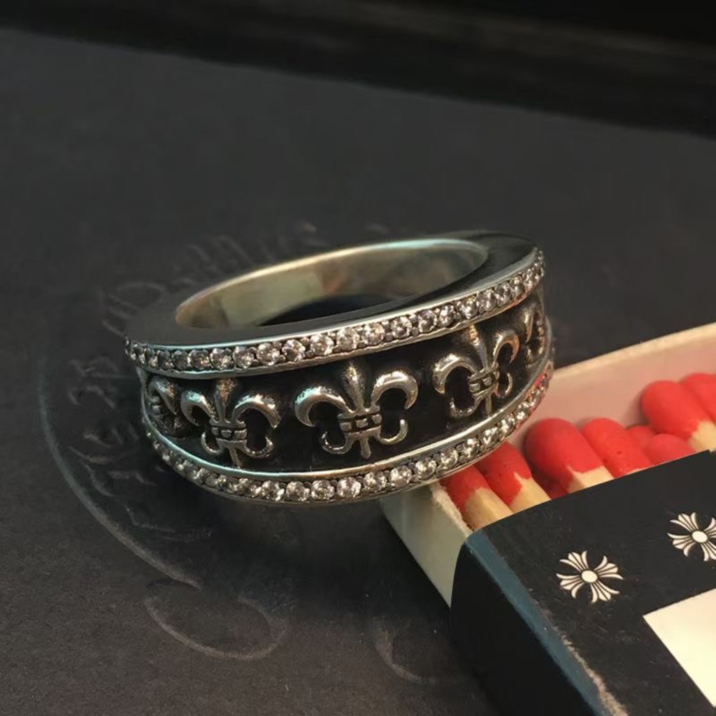 Nhẫn bạc Chrome Heart được làm từ bạc 925 đặc và được đính đá cao cấp. Hàng chất lượng cao cấp nhất thị trường.