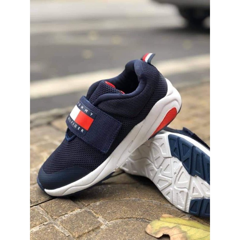 Giày xuất cho bé