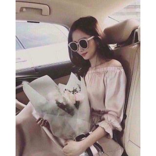 Kính V viền trắng