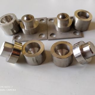 Bản lề cối xoay inox 304. 4 chiếc bao gồm 2 cối trên và 2 cối dưới( 2 cối dưới có đế đi kèm)