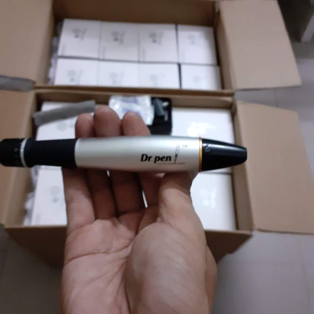 Máy phi kim Dr Pen xám đen dùng điện, khởi động và thay đổi tốc độ bằng nút bấm, giá 550.000 đồng dùng trong spa.
