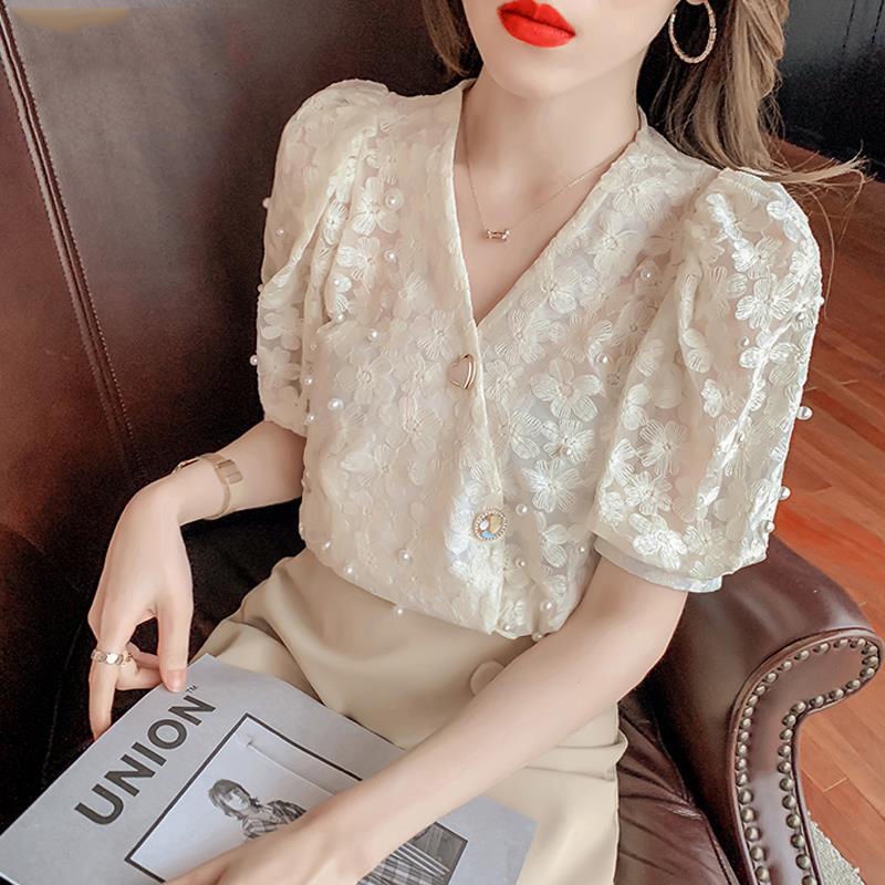 Áo Kiểu Cổ Chữ V Phối Ren Hoa Và Ngọc Trai Phong Cách Vintage