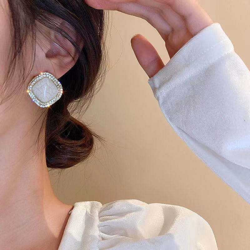 Khuyên Tai Đính Đá Hình Vuông Phong Cách Thời Trang Hàn Quốc