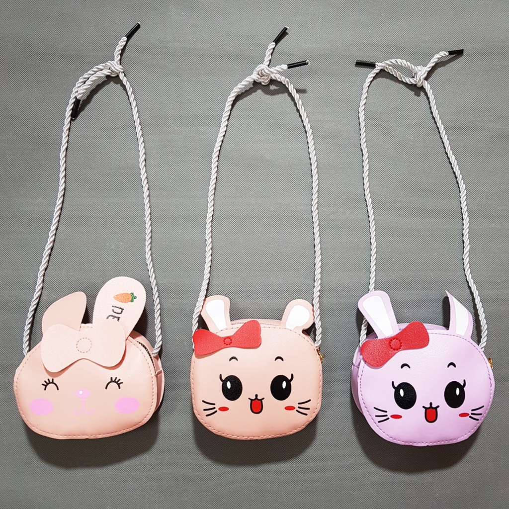 Túi đeo chéo mèo nơ va thỏ ăn cà rốt xinh xắn cho bé gái nhỏ diện đầm