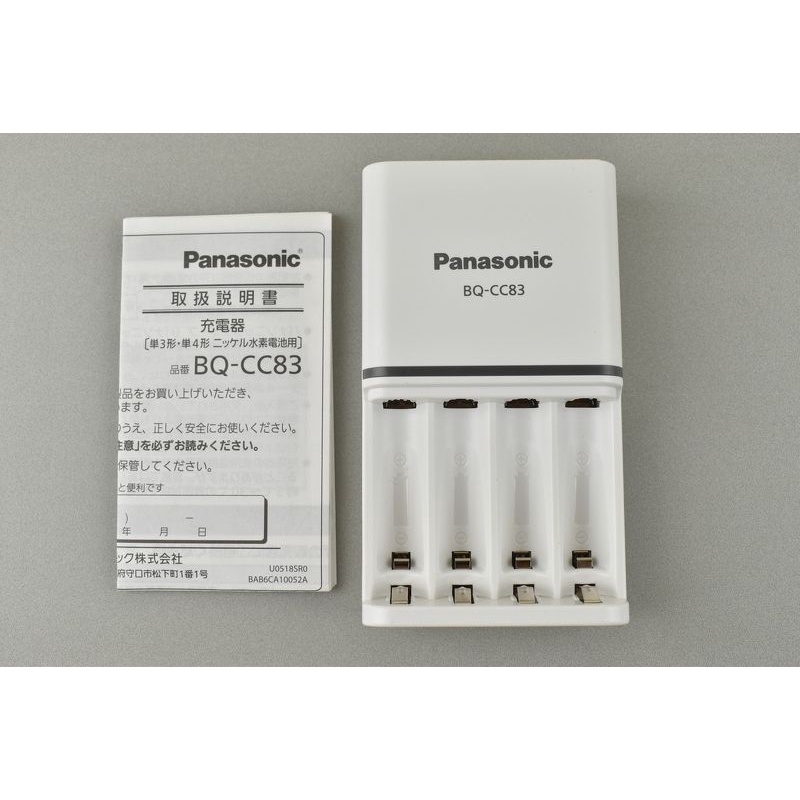 Bộ box sạc nhanh kèm pin Panasonic K-KJ83MTP44 gồm 4 pin AA / 2 adapter AA sang size C / 2 adapter AA sang size D