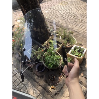kính chắn gió M4