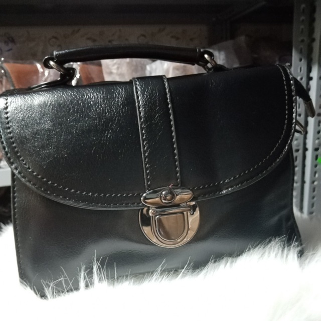 Túi công sở đen đeo chéo.