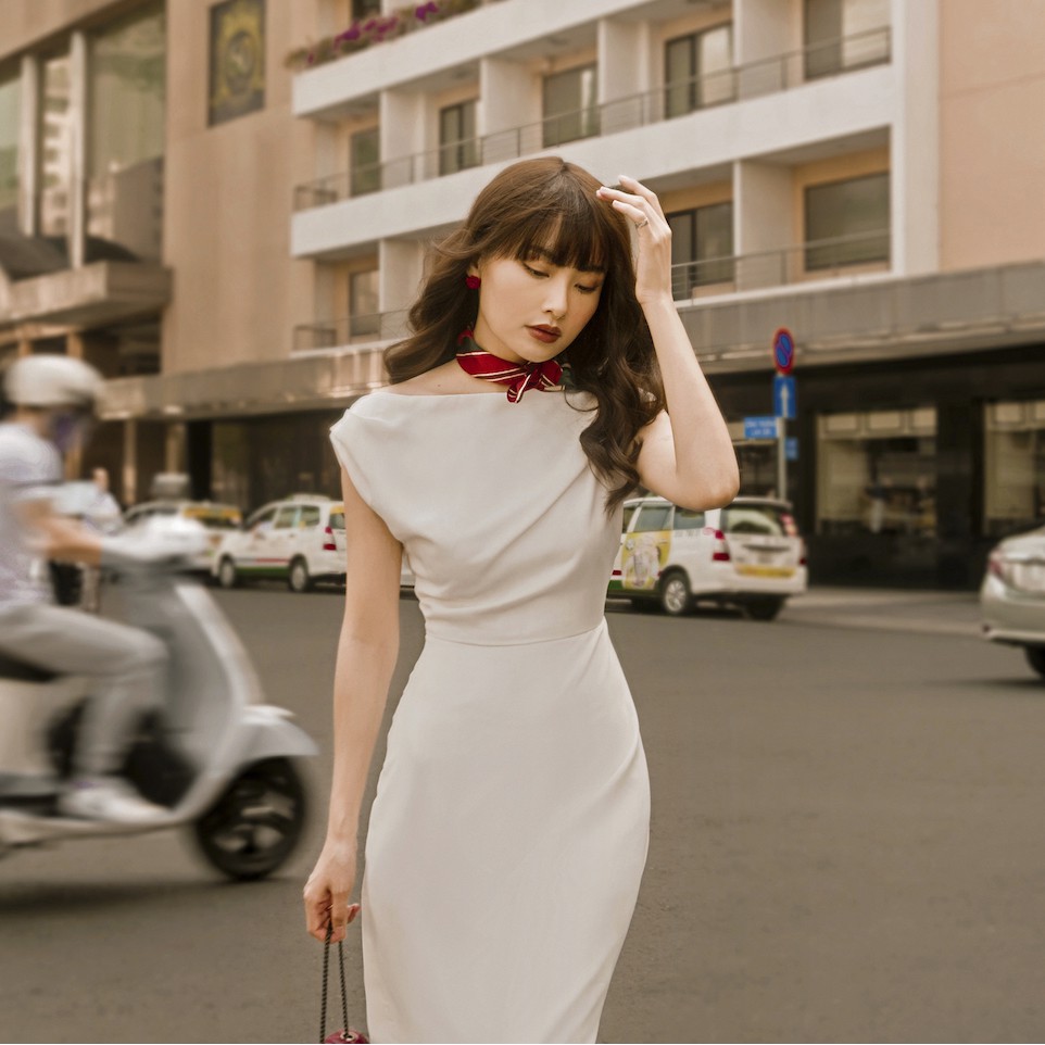 UP2 workshop - Đầm bút chì cổ thuyền gấp nếp Maven trắng | BigBuy360 - bigbuy360.vn