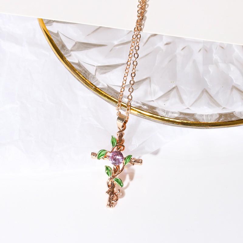 Dây chuyền hình thánh giá phủ lá cây xinh xắn