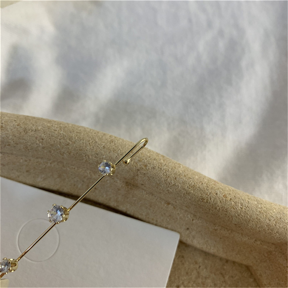 Khuyên tai dạng xiên đính đá phong cách thời trang Hàn Quốc cá tính