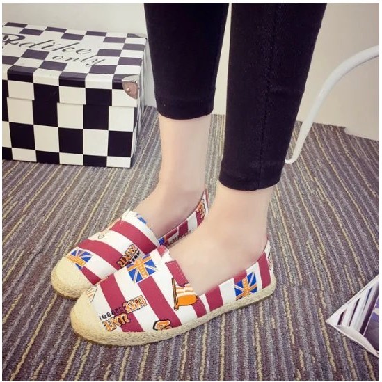 Giày slip on họa tiết