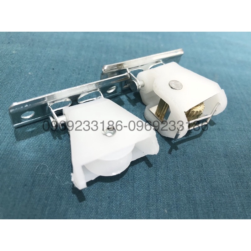Ròng rọc tự khoá kéo đồ vật 1 bộ 2 sản phẩm như hình và Phụ kiện bắt rèm tre. Ròng rọc kéo mành tre, ròng rọc bạt dù.