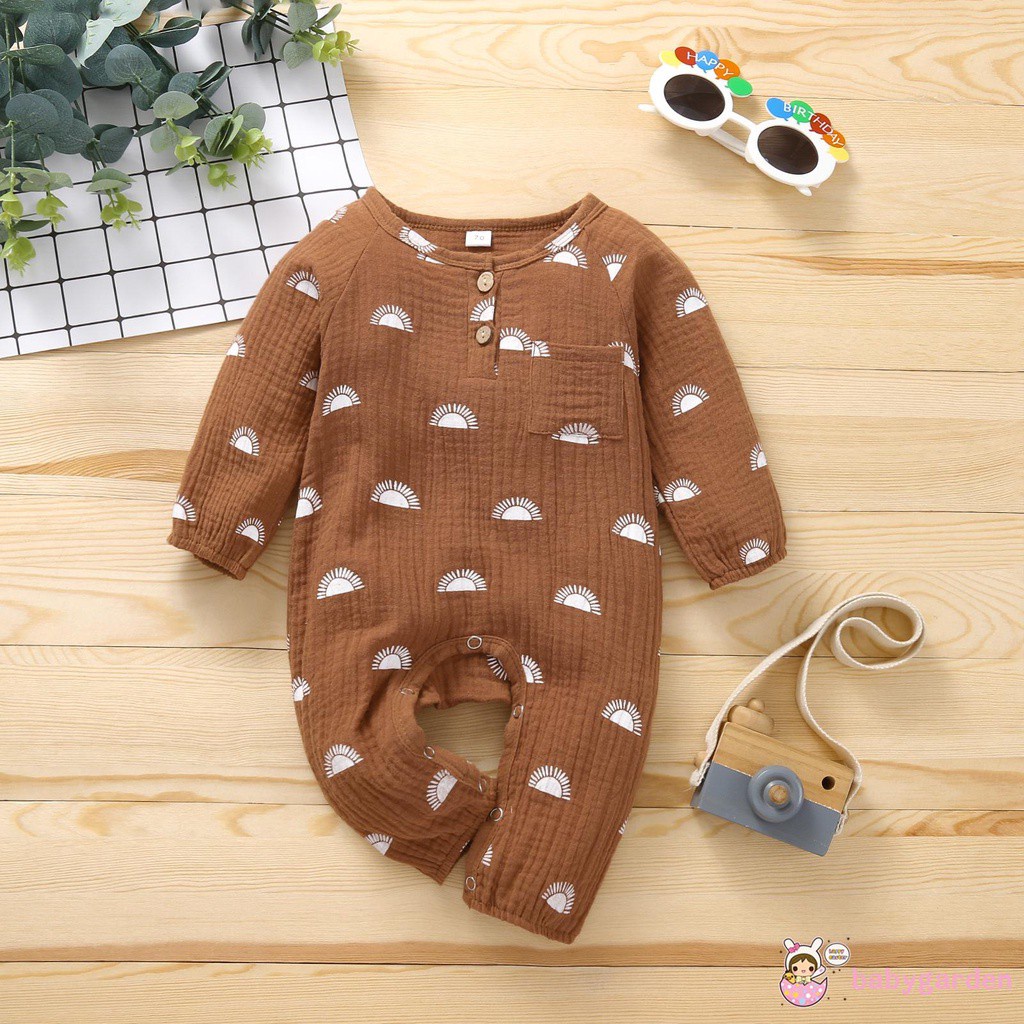 Áo liền quần tay dài cổ tròn in hình mặt trời phối nút trước và túi sáng tạo dành cho bé trai