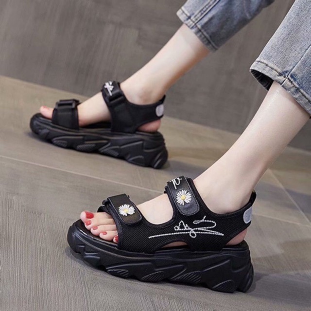 (2 màu) Sandal nữ hoa cúc 2 quai dán thêu chữ ký siêu hót