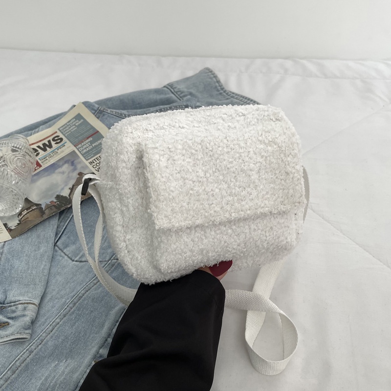 Túi đeo chéo phủ lông họa tiết da báo thời trang mùa đông 2021