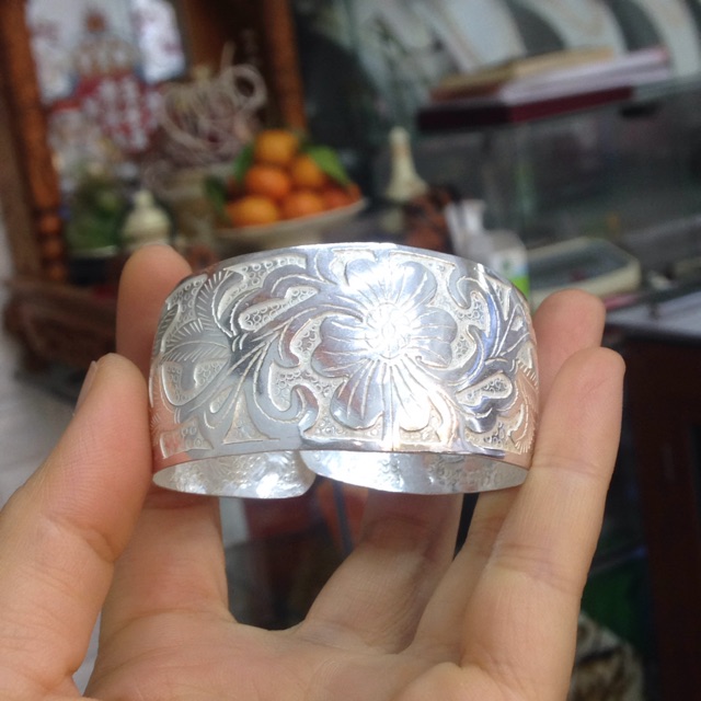 Vòng tay hoa bạc ta liền