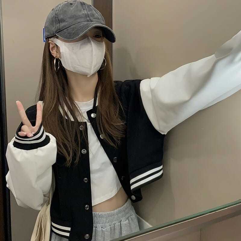 Áo khoác bóng chày dáng ngắn màu đen và trắng phong cách Mỹ đường phố 2021 thời trang xuân thu