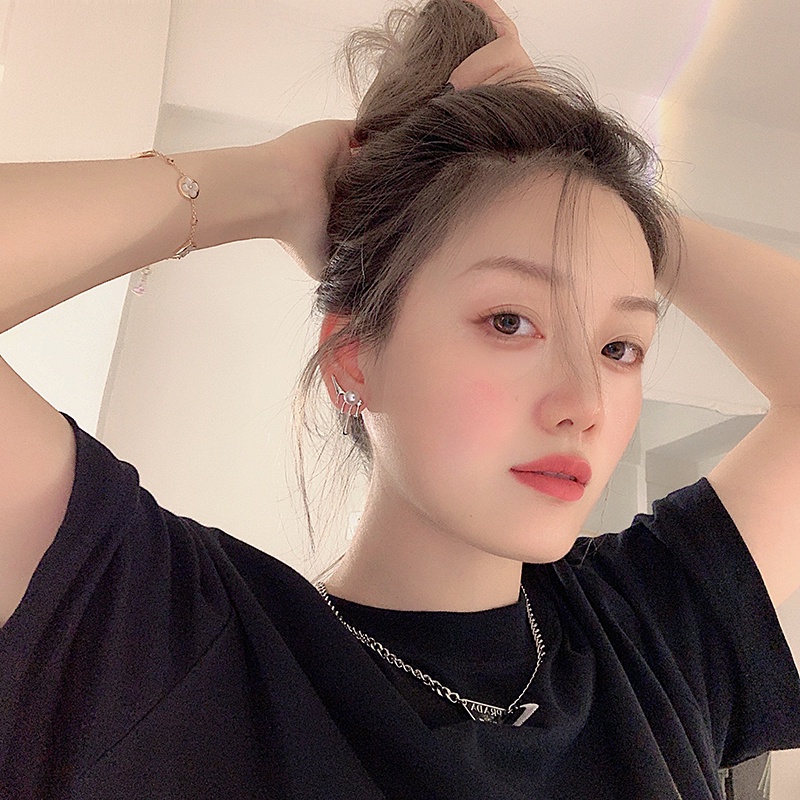 Khuyên tai dáng dài đính ngọc trai phong cách retro thời trang