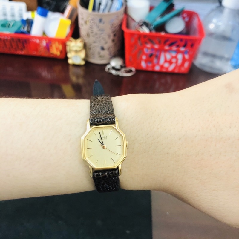 Đồng hồ nữ si nhật dáng tank hiệu Seiko