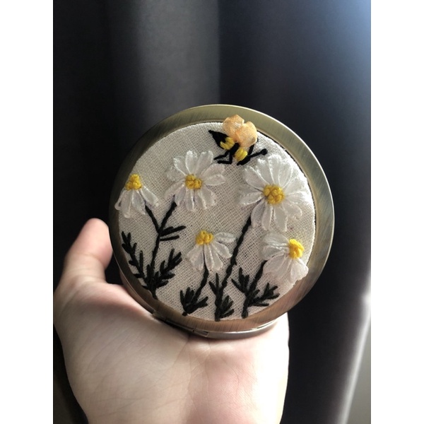Gương nắp gập thêu handmade