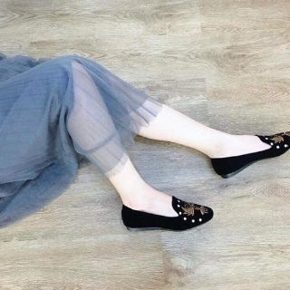Giày bệt thêu ong