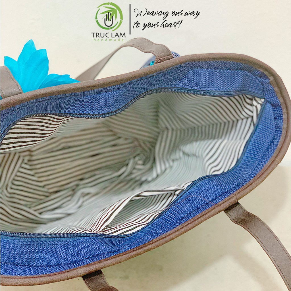 Túi Cói Thời Trang Nữ Thân Nhiều Màu Sắc Trang Trí Bông Hoa Gắn Ví Treo Nhỏ – Trúc Lâm Handmade