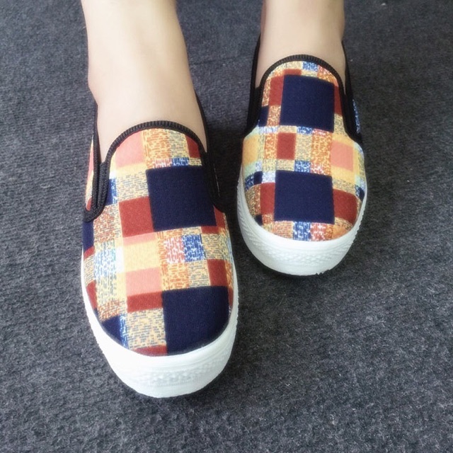 Giày slip on kẻ ô VV37 | BigBuy360 - bigbuy360.vn