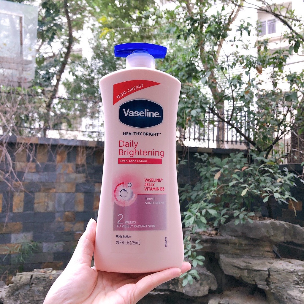 Sữa dưỡng thể trắng da Vaseline Daily Brightening 725ml