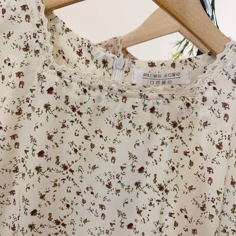 Đầm hoa nhí cổ vuông phối ren cổ và tay, khoá kéo, lót lụa,nơ buộc hai bên