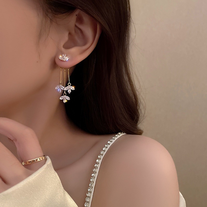 Bông Tai Tua Rua Hình Lá Đính Đá Sang Trọng Phong Cách Hàn Quốc
