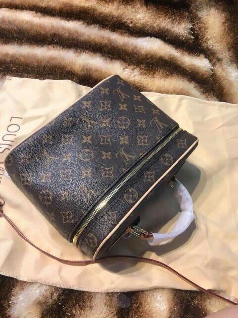 LV cốp trang điểm 
- Hàng super chất da cực xịn, mềm và mướt lắm
- Tinh tế từng đường kim mũi chỉ 
- Giá hạ nhiệt | BigBuy360 - bigbuy360.vn