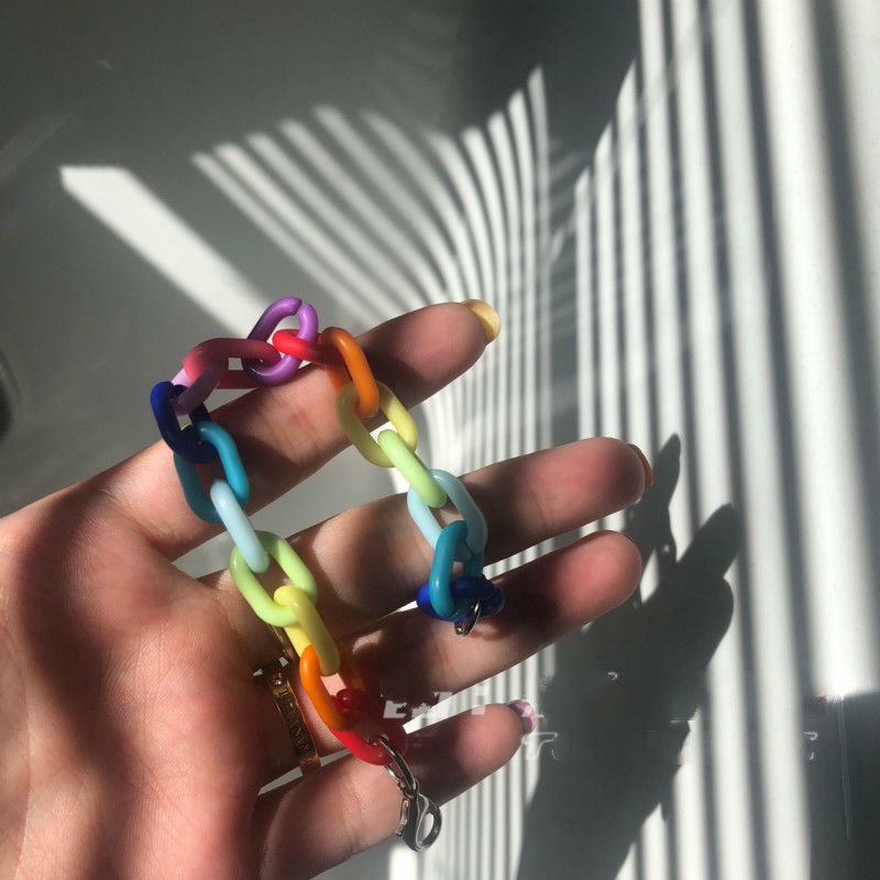 Vòng tay acrylic màu cầu vồng đơn giản độc đáo