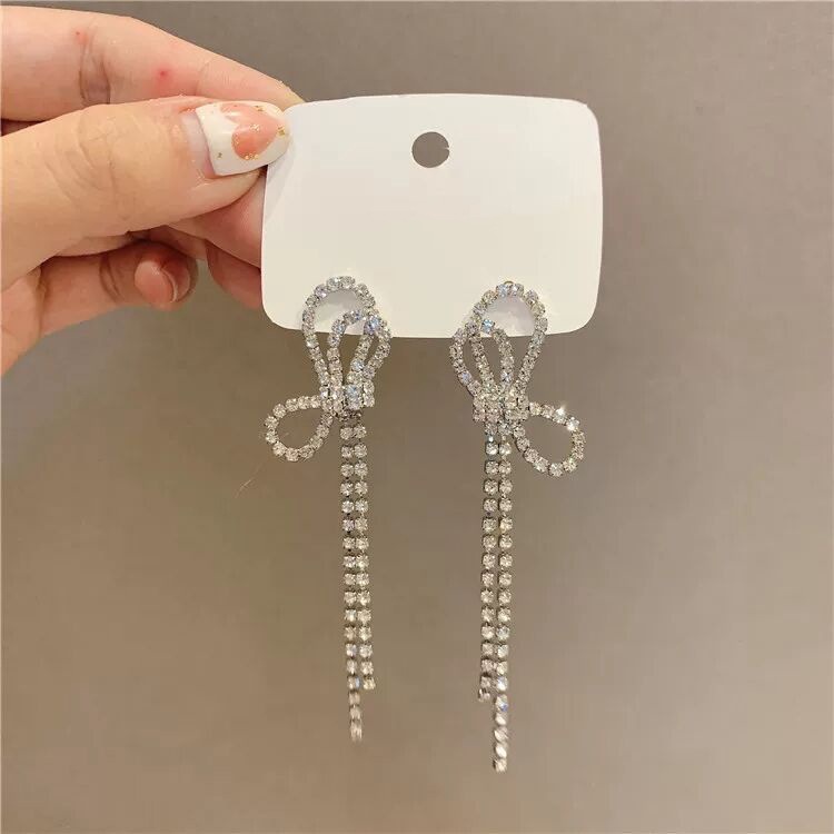 Khuyên tiệc nơ đá nghiêng tua rua sang đẹp NO325