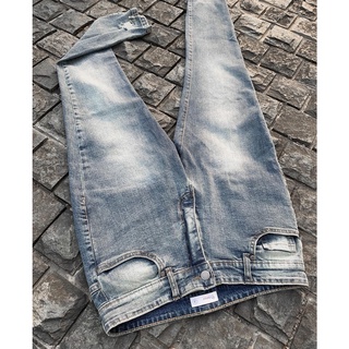 Quần jeans xanh.