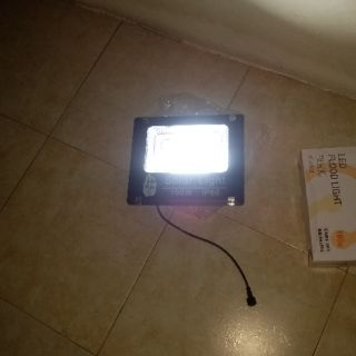 Đèn led pha năng lượng mặt trời 100w