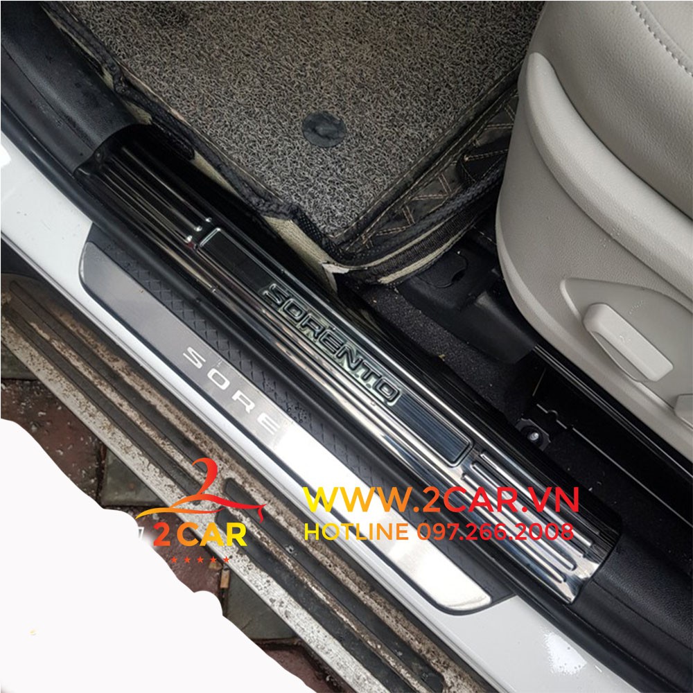 Ốp bậc chân trong xe KIA SORENTO 2021 chất liệu Titan cao cấp