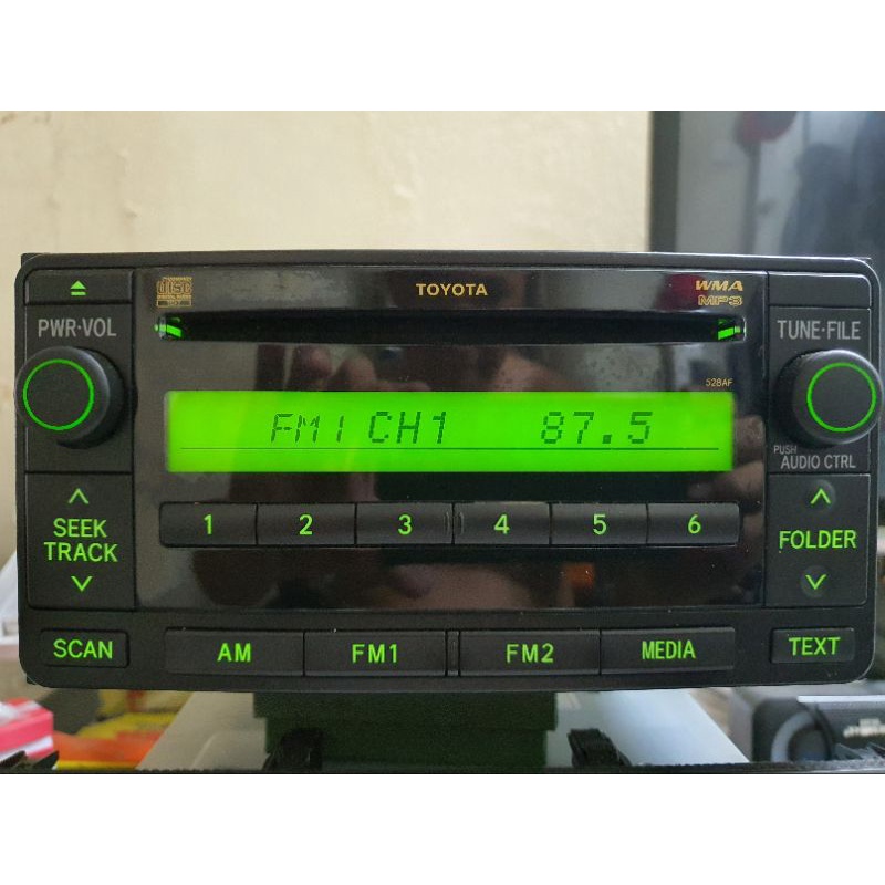 Đầu radio cd aux tháo xe toyota . loại 2 din lắp chung cho các loại xe.