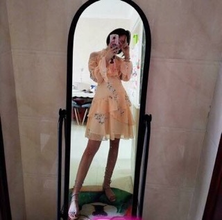 Váy vàng hở vai thư ký Kim