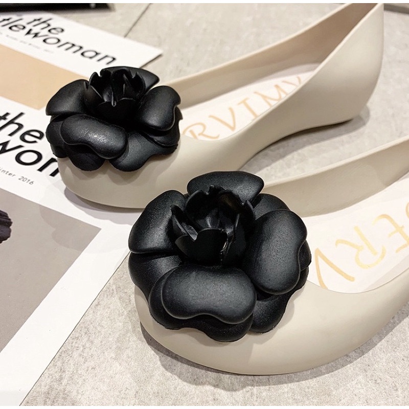 Giày búp bê hoa trà đen nhựa dẻo thơm Soervimy