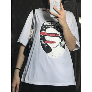 Áo thun trắng có in logo lớn