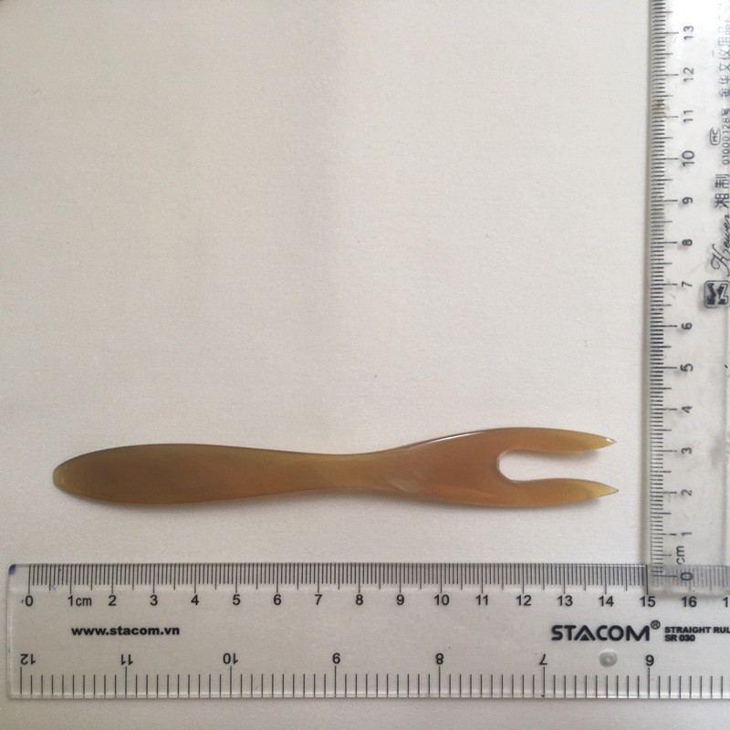 Dĩa ăn hoa quả sừng trâu cao cấp (DS02: 01 chiếc màu tự nhiên 2 răng)