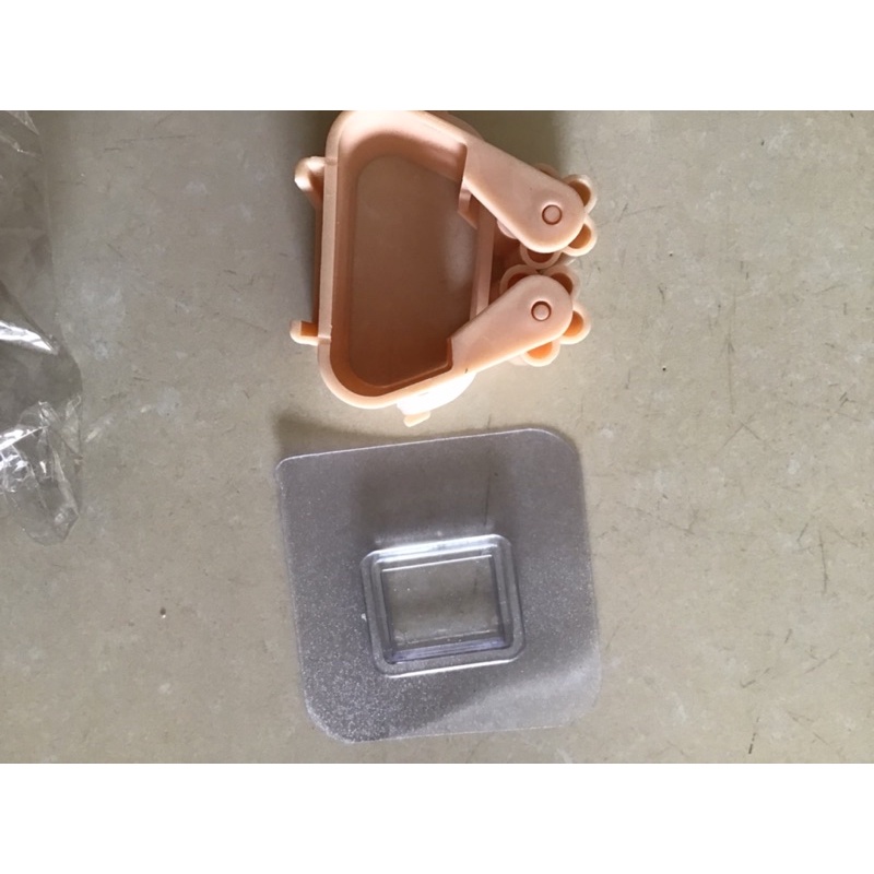 Kẹp chổi dán tường chắc chắn tiện dụng